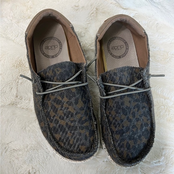 Hey Dude Wendy Leopard Shoe Buckle Exclusive - Picture 2 of 5